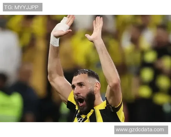 本泽马：从足球天才到传奇射手的辉煌旅程与未来展望